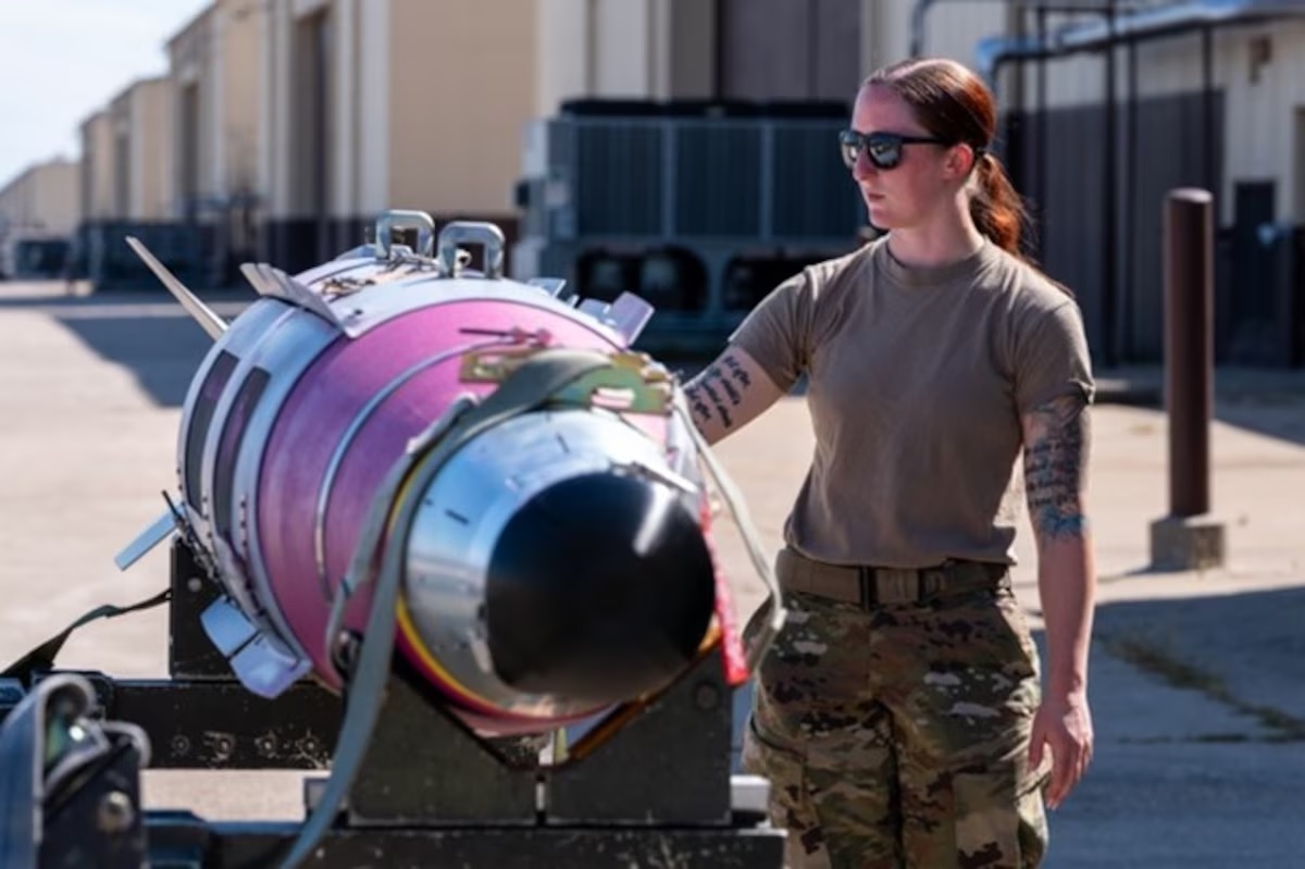 挪威空军配合下美军B-2在北大西洋测试“快沉”炸弹